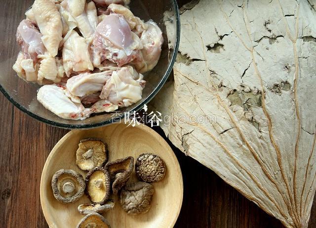 准备好材料，鸡肉斩块。这样容易入味、蒸熟 口感也会很滑嫩。