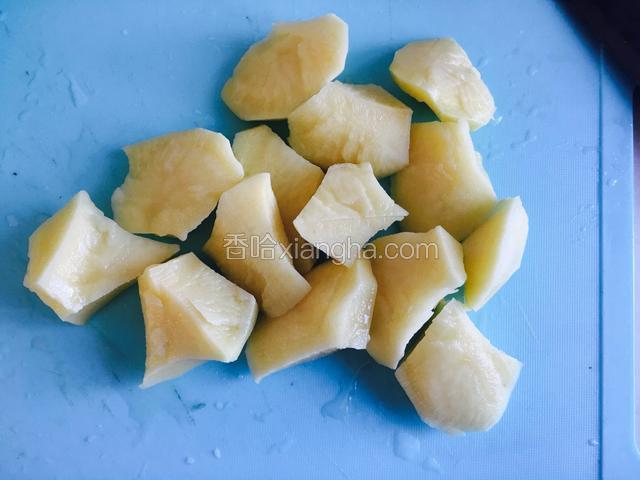 土豆去皮，用刀掰切成块，放入水中待用。