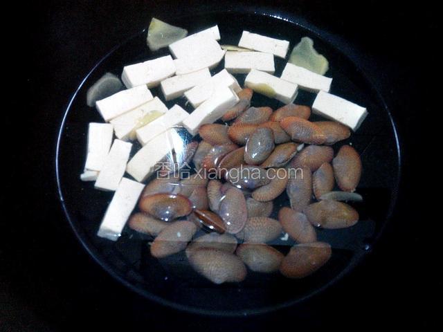 把豆腐滑到一边、放花蛤、大火煮至花蛤开口、（豆腐滑到一边是以防花蛤开口时刮到豆腐、这样能让豆腐不碎）