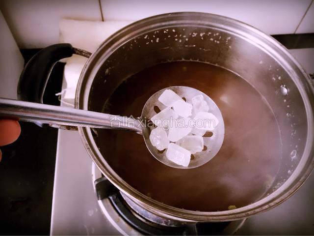 待绿豆煮开花时，放入适量的冰糖，并调制中小火档位烹煮