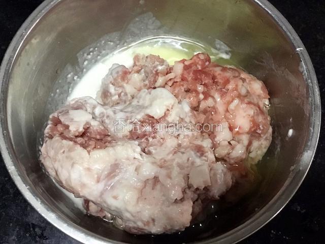 肉末加入鸡蛋清，淀粉（淀粉用少许水化开）