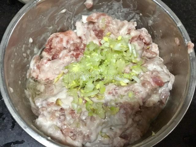 加入姜葱蒜末、盐、酱油抓匀