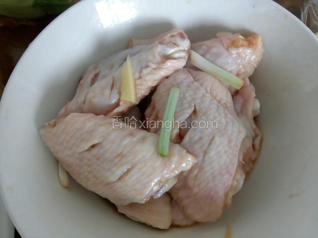 用葱姜，料酒，一点盐腌制半小时