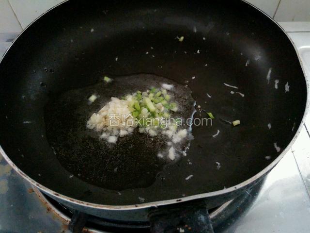 锅里下油把蒜葱爆香，