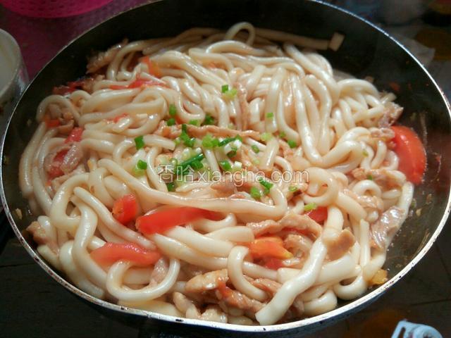 炒好关火再放点葱花，