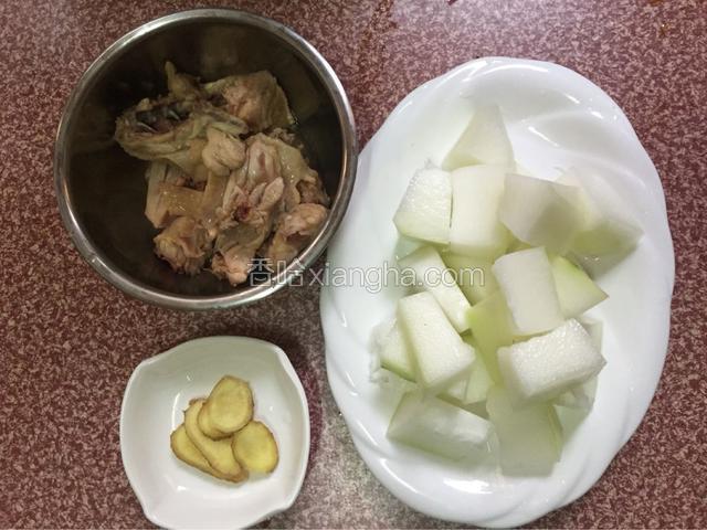 鸡肉捞出洗净沥干水分备用，冬瓜去皮去瓤切成小块，姜切成片备用