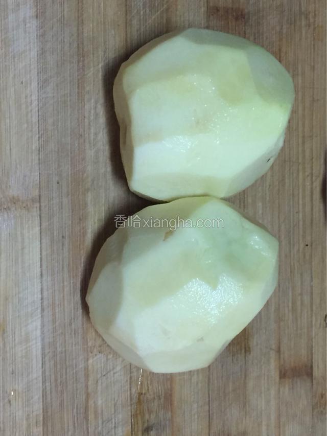 准备好两个土豆去皮，洗干净