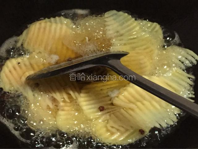 锅里烧油，色拉油的话六成热放入土豆片，如果菜油之类就把油煎熟，关火放凉一下，六七成热的时候开中小火，慢炸（油温太高土豆片下锅就糊了）