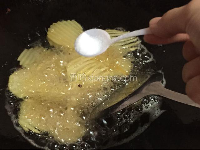 加少许盐，少许花椒粉，少许味精和一小勺子辣椒面（当然这些调料可以用一个小碗打成调料，根据口味增加麻辣和盐味，起锅之后把薯片沥干油，撒上调味料，也可以把薯片放入带盖子的碗加入调料摇晃均匀）