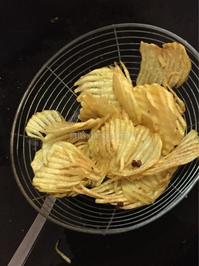 土豆炸到两面金黄酥脆，干干的时候，捞起来沥油，估计不到就尝一下