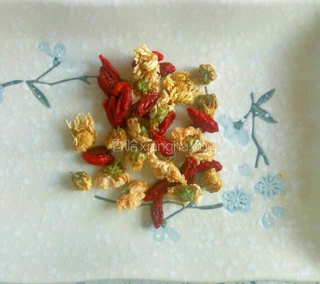 菊花，枸杞，清洗干净