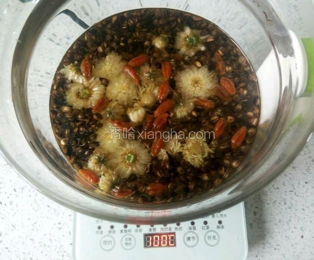 养生壶内加入菊花，枸杞，冰糖继续煮，水再次煮开就可以饮用啦！