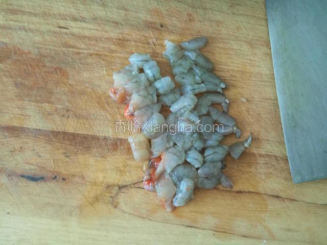 大虾洗净去壳，挑去虾线，切段备用