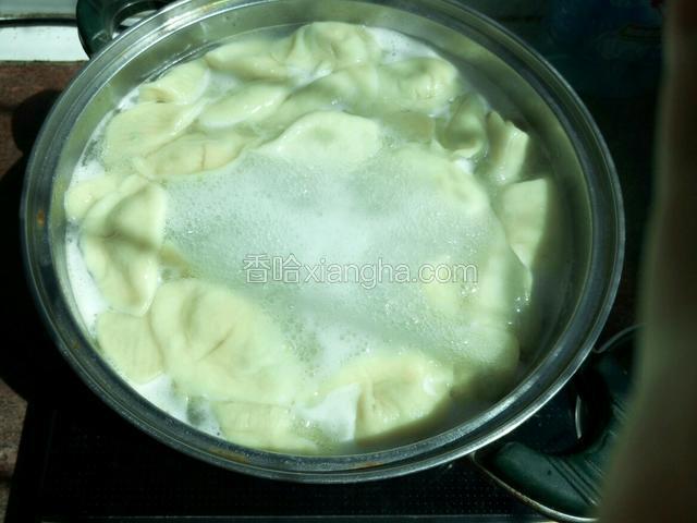 煮饺子期间，烧开3次，中间两次加入凉水，再开锅就好了