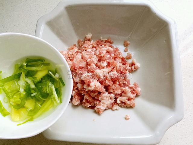 将肉馅放在大碗里，一边搅一边加入香葱水，分几次加入水，让肉慢慢的把水吃进去再加。