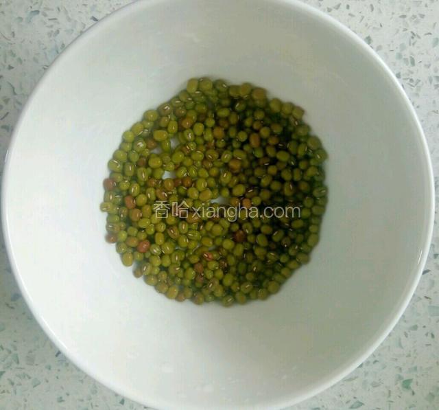 绿豆清水洗净
