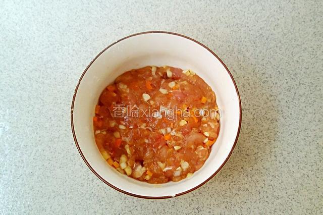 猪肉切末，放入适量生抽，盐，料酒，胡椒粉，淀粉拌匀，再放入葱姜蒜末，胡萝卜粒，腌制半个小时。