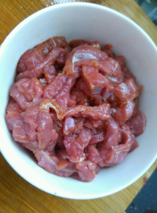 牛肉用生抽，少许盐、料酒、姜末腌上。