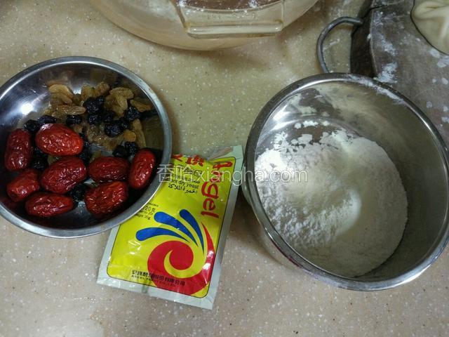 准备好食材，有红枣，葡萄干，蓝莓干，面粉，奶粉，酵母！