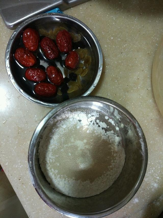 红枣和葡萄干蓝莓干用水泡两分钟！酵母放入装面粉的碗里！