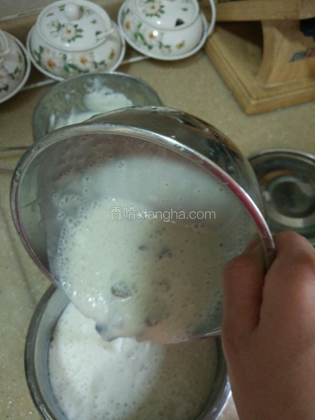 把发酵好的面粉，倒入模具里，我的是六寸的！模具先要涂上油哦！
