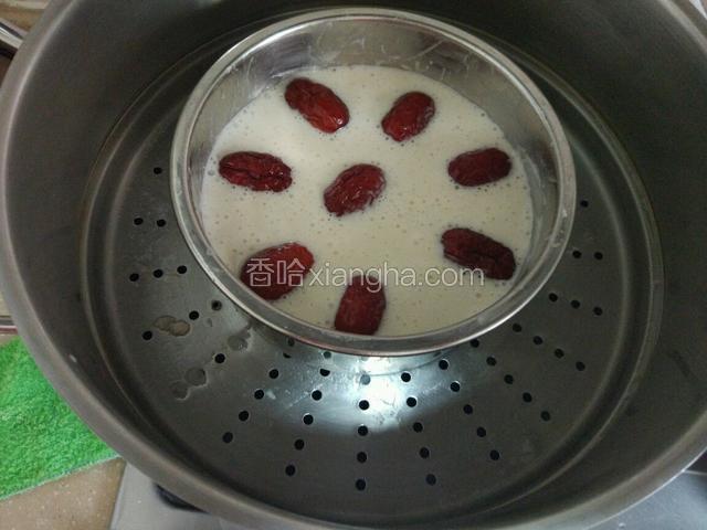 放在蒸锅里蒸，冷水蒸开，转中小火蒸，大约二十五左右分钟，就熟了！