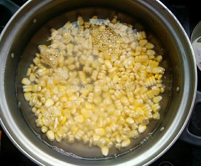 玉米放进锅里放水煮一下