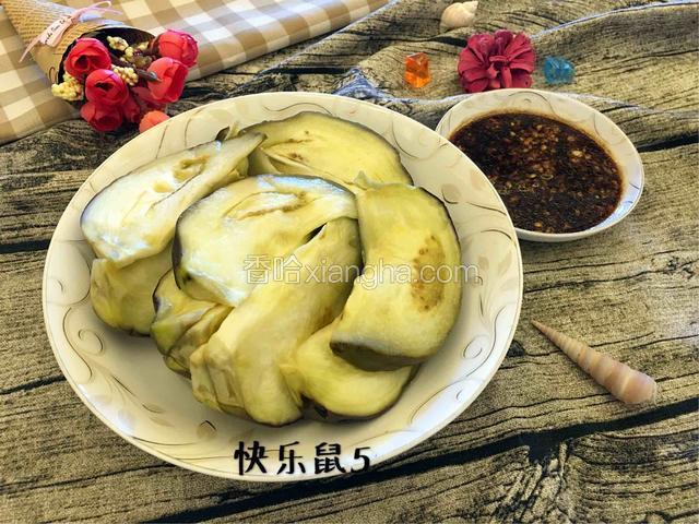 茄条蒸好后，把茄条重新放入另一个盘子里，装盘。（换盘子为了滤去蒸茄条时盘子里的水）