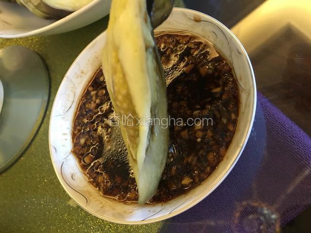 茄条可以蘸蒜汁吃，也可以把蒜汁全部倒在茄条上。