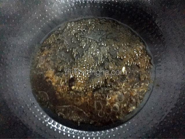 锅中倒入少许油烧热后倒入酱汁烧开盛出备用