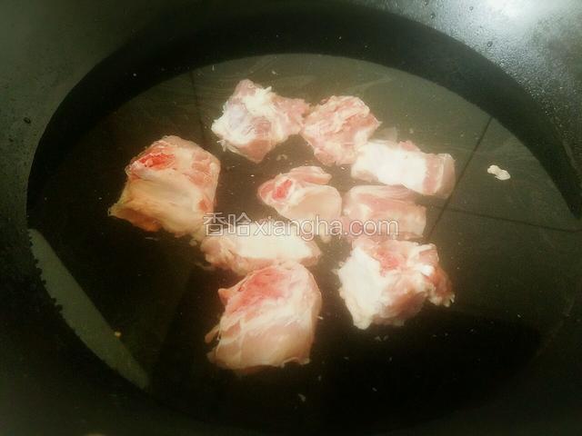 炒锅中添凉水，放入排骨，倒入料酒，开大火，水烧开后炤两分钟，炤排骨的同时汤锅里也添半锅水烧开。