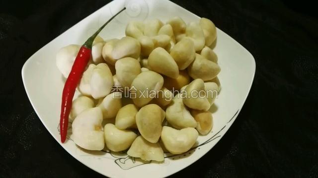 青菱中间剪一刀，剥去外壳。