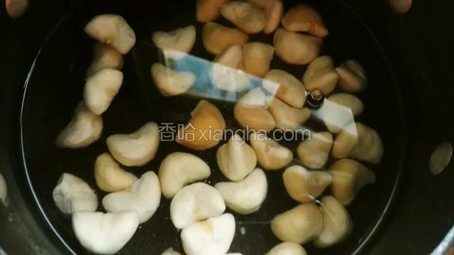 同时和冷水一起下锅煮5分~10分钟