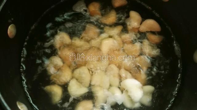 煮5分钟后，放入适量的盐，在煮5分钟，后关火闷一分钟。