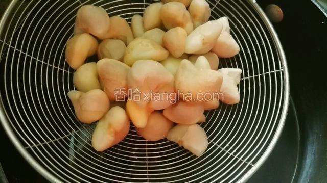 青菱生吃脆脆的，熟了后就粉粉的，捞起放盘里。