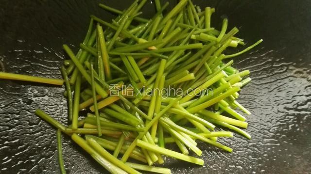 热锅倒入适量的油。