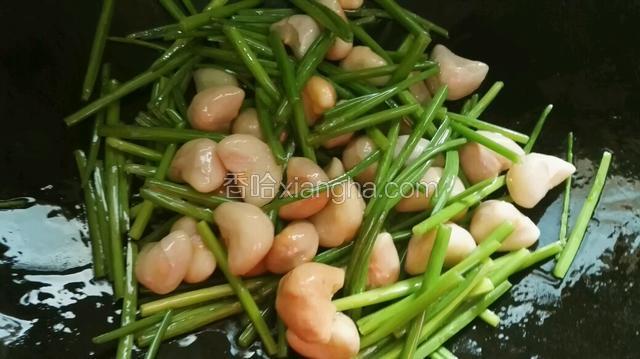 有香味了，就倒入已煮熟的青菱，并加入盐和味精。