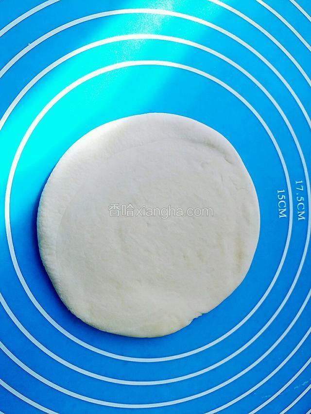 擀成大约10厘米大小的饼。