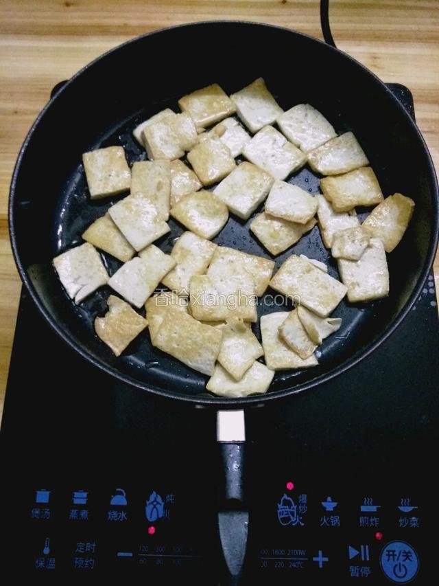 放适量油香煎豆腐