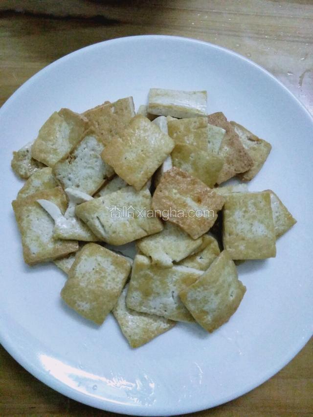 煎至金黄色装碟待用