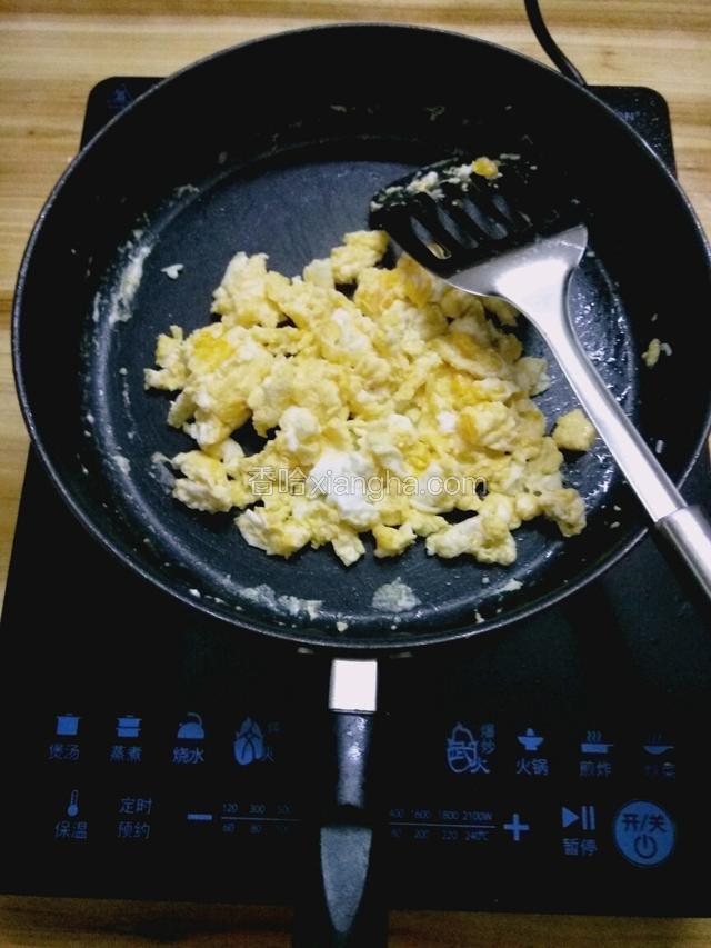 放适量油煎鸡蛋