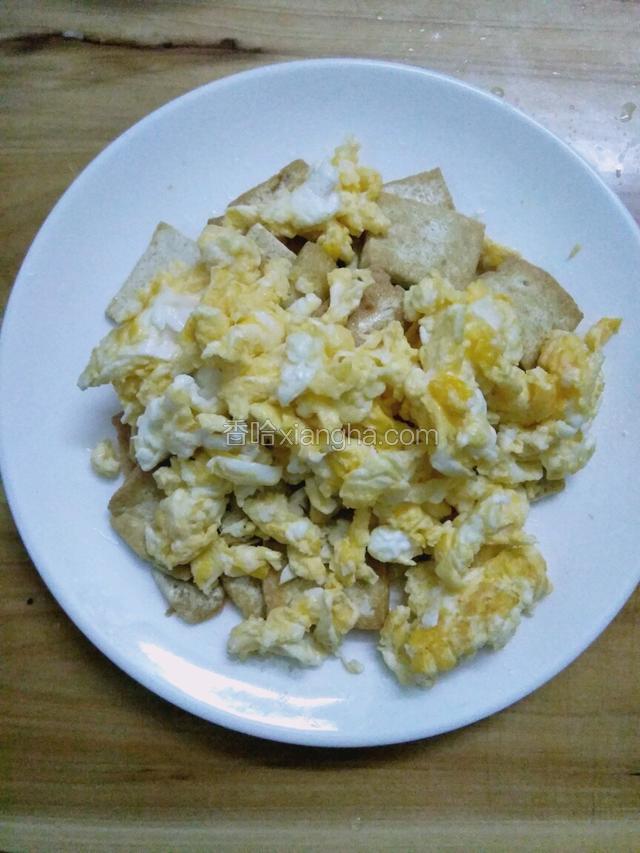 鸡蛋煎熟放入豆腐中待用