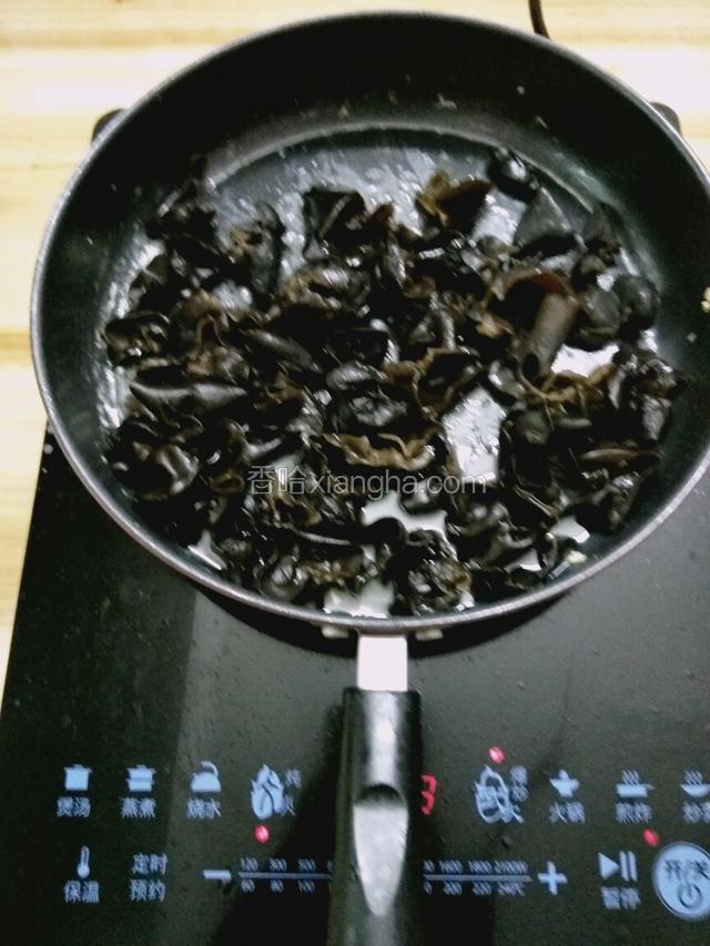 适量油炒黑木耳
