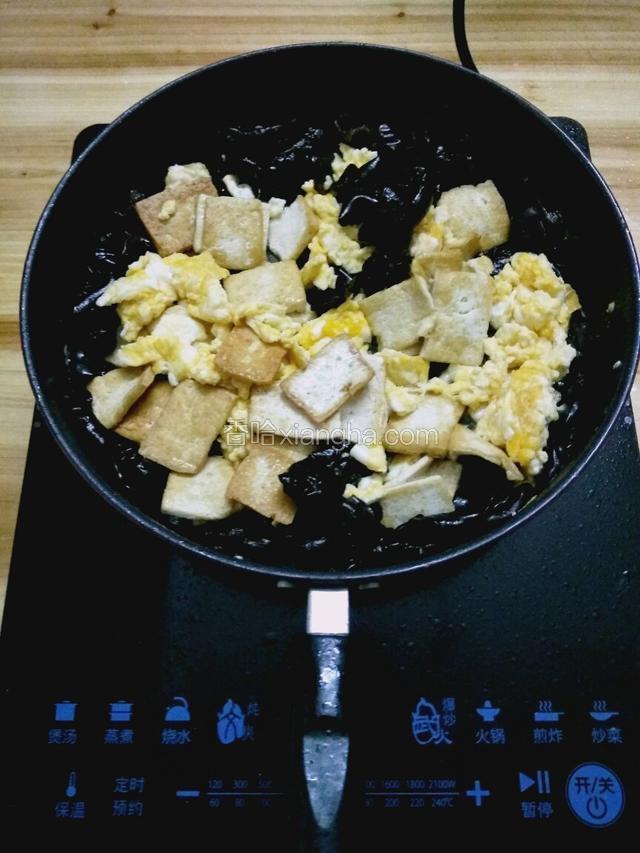 炒片刻加入豆腐鸡蛋，少许盐，少许胡椒粉，再炒一会就装碟。