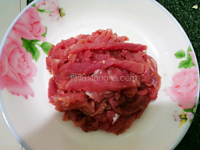 猪前夹肉切丝，用少许盐，生抽，老抽，花椒粉，水淀粉，进行淹渍，淹渍5分钟即可，