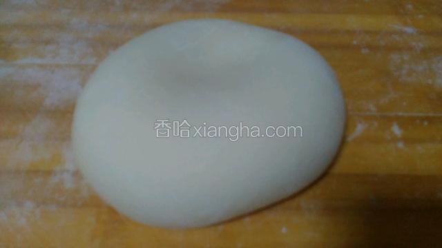 将面团放在板上