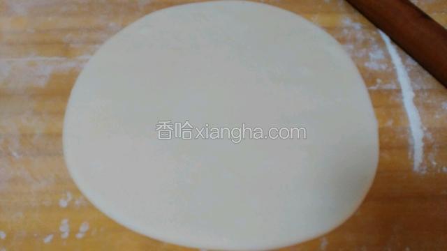 擀成大约半厘米厚片