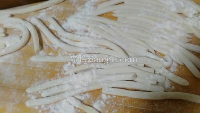 用刀切成半厘米的条