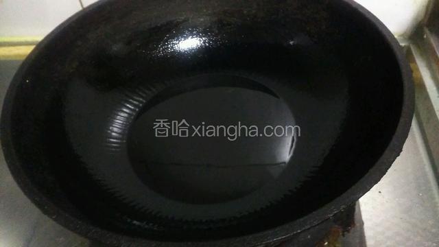 锅中放油