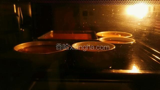 烤箱预热160℃，水浴法中层烤60分钟左右～
根据模具的大小小心调整时间～